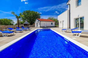 Großer Pool mit Salzelektrolyse unweit Heilschlamm Bucht